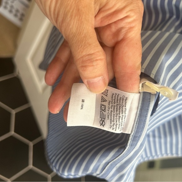 EUC like new Eddie Bauer  Men's Blue and White Striped Button Down Shirt size L. - Picture 5 of 8